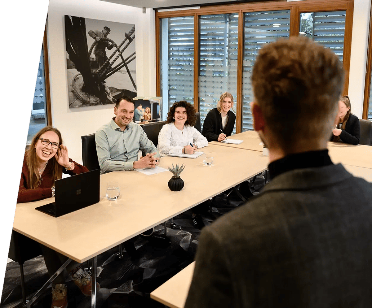 Het marketingteam van Ha! in overleg