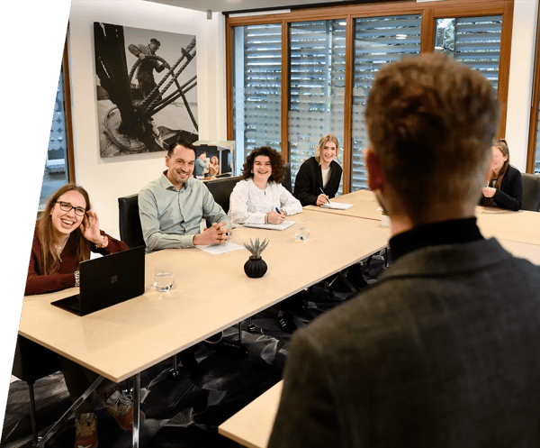 Het marketingteam van Ha! in overleg