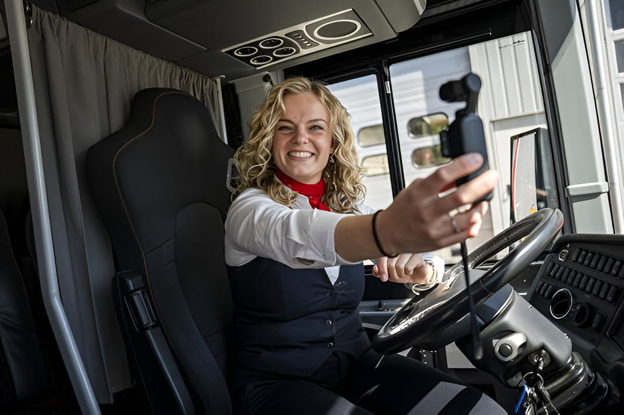 Tirza on Tour in de bus