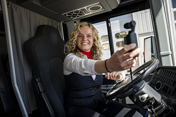 Tirza on Tour in de bus