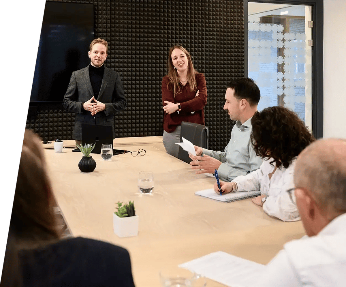Een groep marketingstrategen houdt een brainstormsessie over buyer personas maken