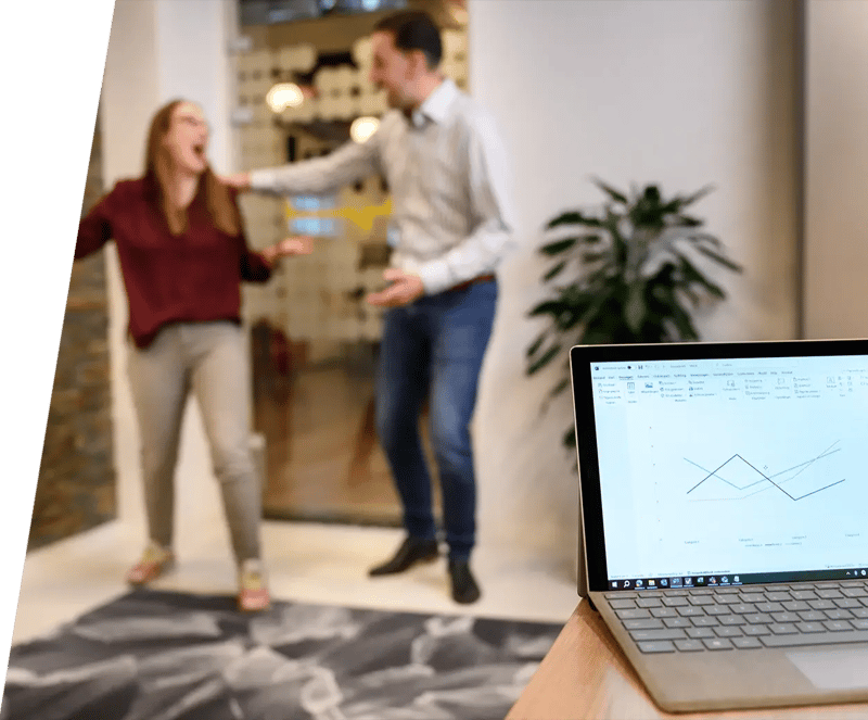 Laptop met marketing reporting tool op het scherm