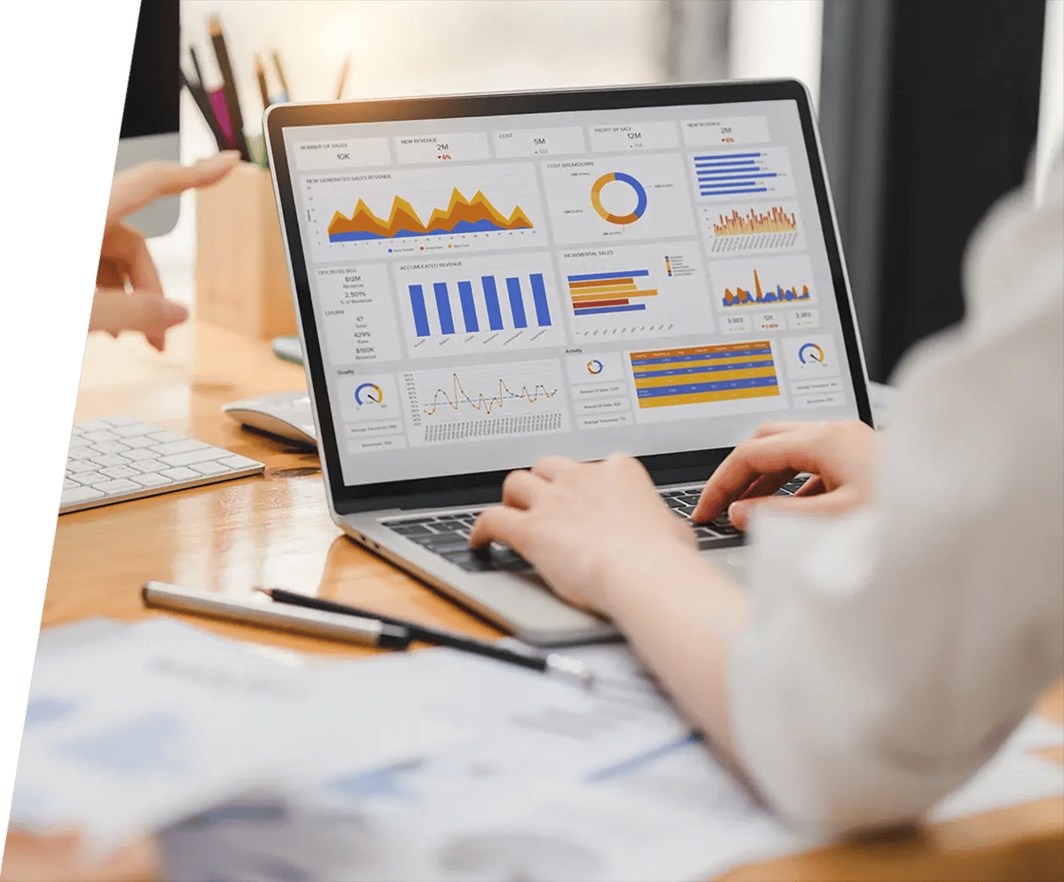 Een marketeer van Ha! bouwt een online marketing dashboards met supermetrics