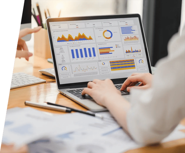 Een marketeer van Ha! bouwt een online marketing dashboards met supermetrics