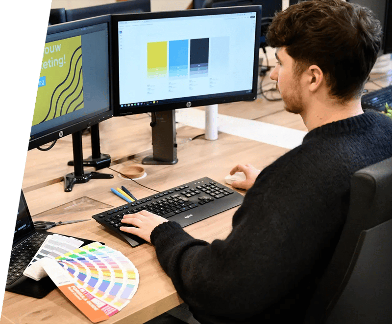 Een grafisch vormgever is bezig met het optimaliseren van een website voor optimaal resultaat
