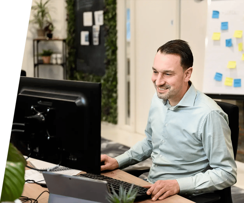 Ha! Marketeer analyseert Google achter de laptop