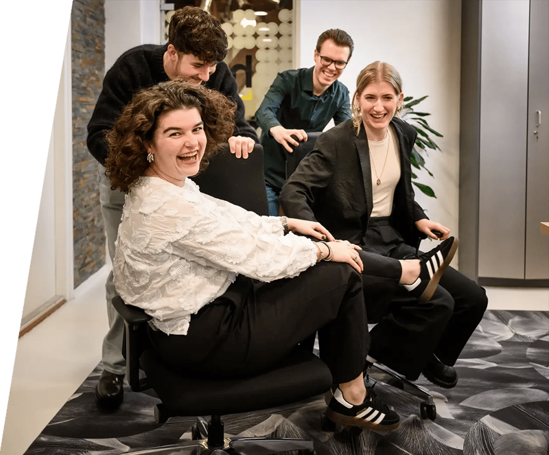 Collega's hebben plezier tijdens een speels moment op kantoor