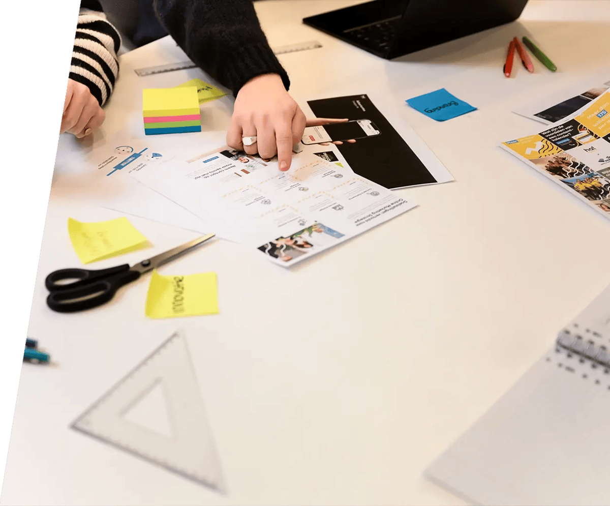 Ha! marketing contentteam brainstormt over grafisch ontwerp