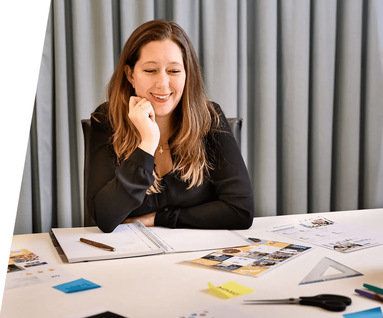 Ha! content marketeer overlegt met collega's over social media strategie