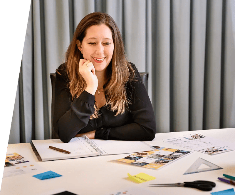 Ha! content marketeer overlegt met collega's over social media strategie