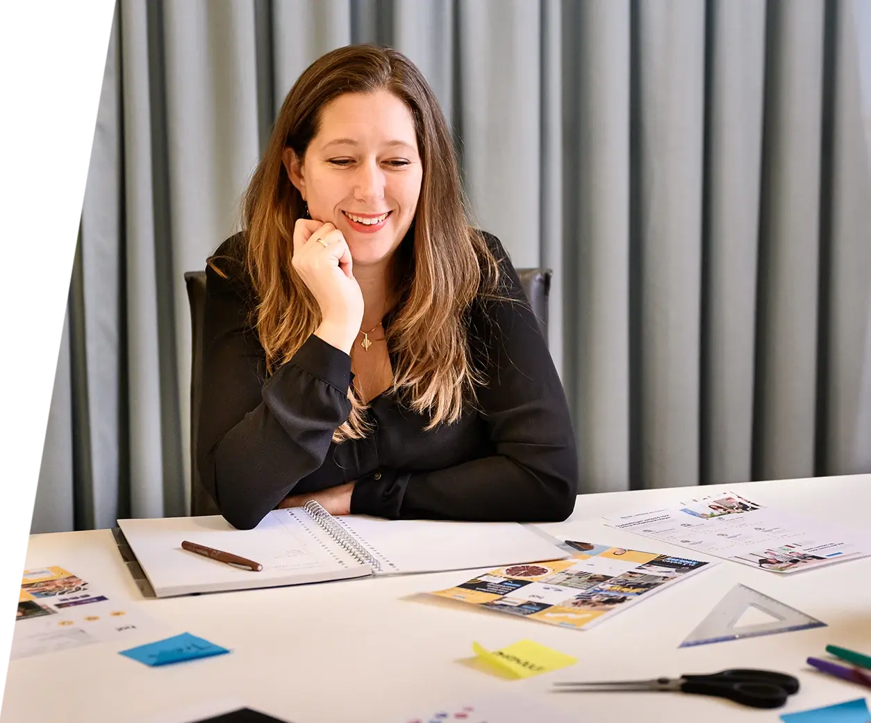 Ha! content marketeer overlegt met collega's over social media strategie